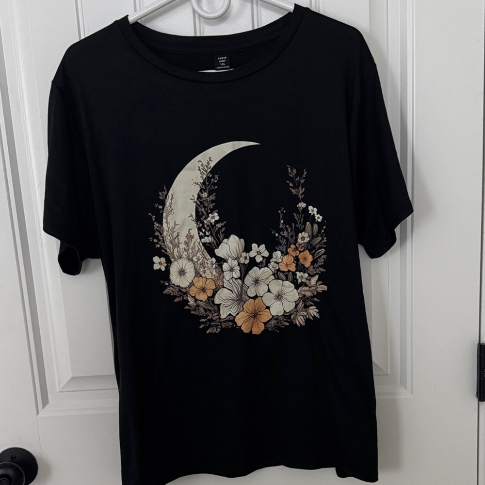 SHEIN Curve Fall Black Tee with Floral Crescent Moon Design